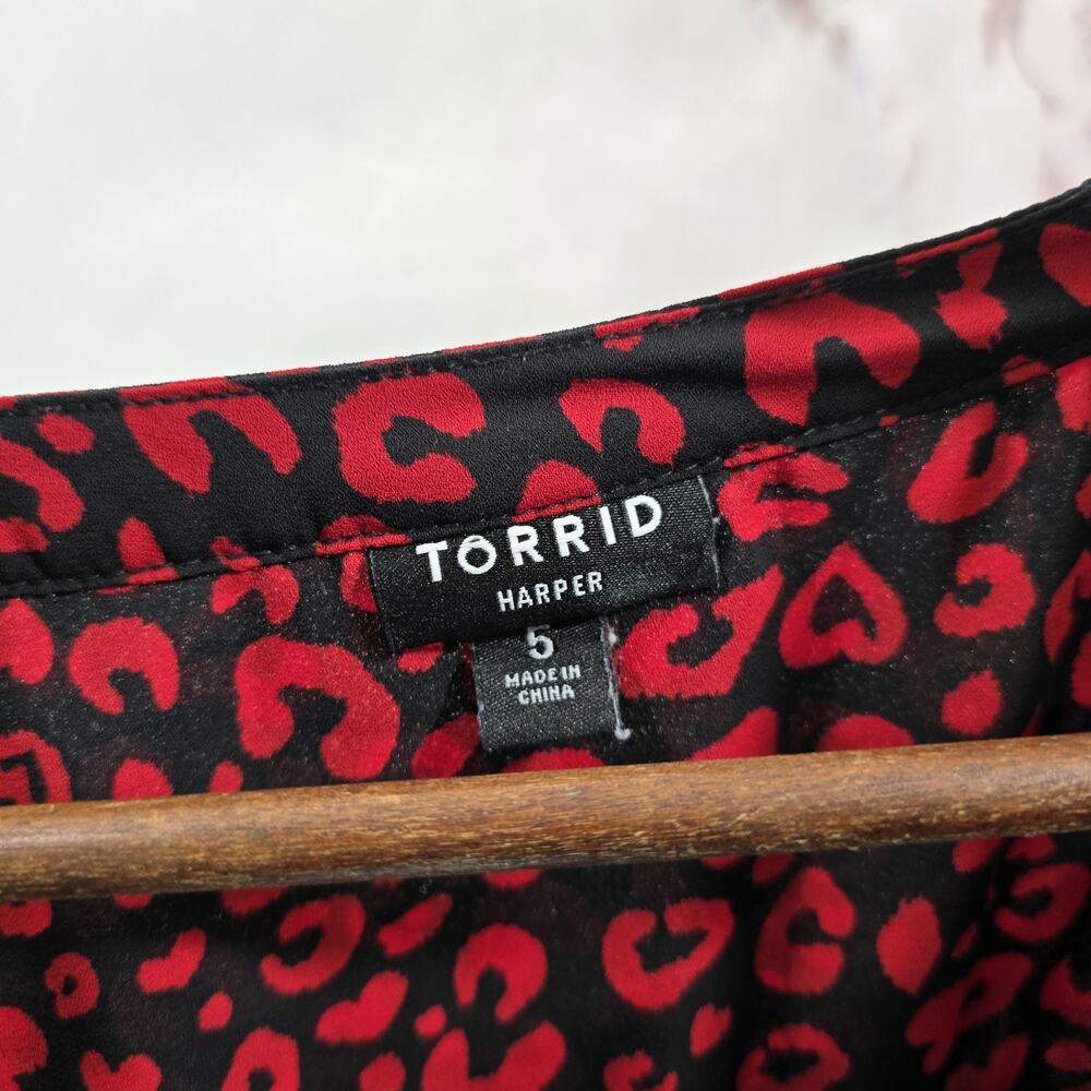 Torrid Shirt Womens 5 5X Red Black Blouse Heart Button Up Harper Leopard Cheetah - Picture 3 of 13